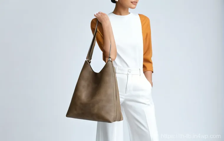 버섯 소재의 산업 혁신 사례 - **Sustainable Mycelium Fashion Accessory**
    "A chic, minimalist shoulder bag crafted from luxurio...
